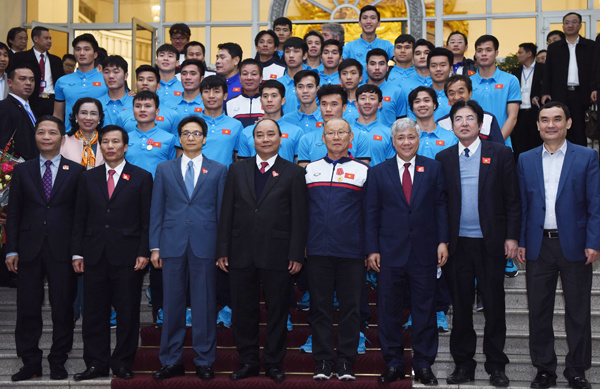 Thủ tướng đón U23: Chưa bao giờ tôi đợi lâu mà vui như thế